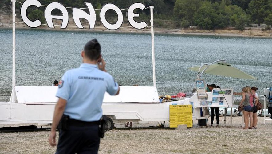 Un gendarme devant le loueur de canoës du lac de Sainte-Croix, où a disparu une famille de touristes, le 16 août 2013