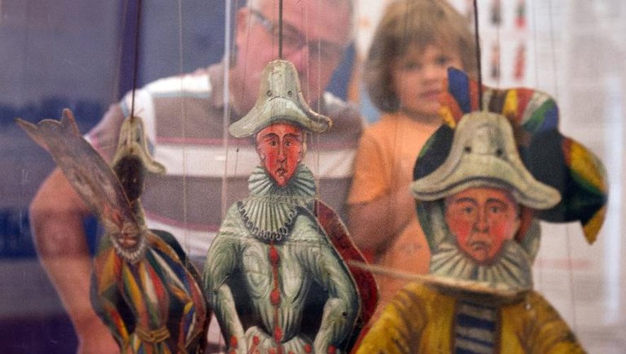 Des visiteurs observent des marionnettes au musée du théâtre forain d'Artenay (Loiret), le 14 août 2013