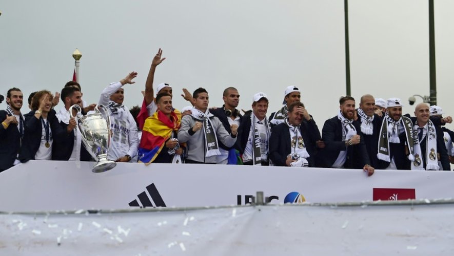Les joueurs du Real Madrid avec la coupe de la Ligue des champions sur la place Cibeles à Madrid, le 29 mai 2016