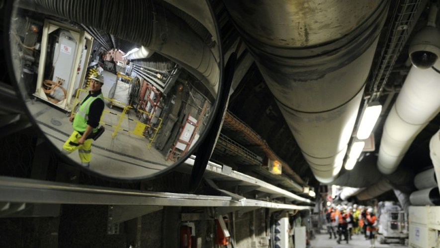 Des employés parcourent, le 4 février 2013, un tunnel du laboratoire de Bure (Meuse), où l'Andra mène un projet de stockage en profondeur des déchets radioactifs, baptisé Cigéo