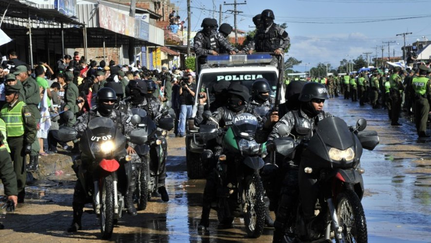 Des policiers anti-émeute patrouillent près de la prison de Palmasola, la plus surpeuplée et violente de Bolivie, où le pape François doit se rendre, le 10 juillet 2015