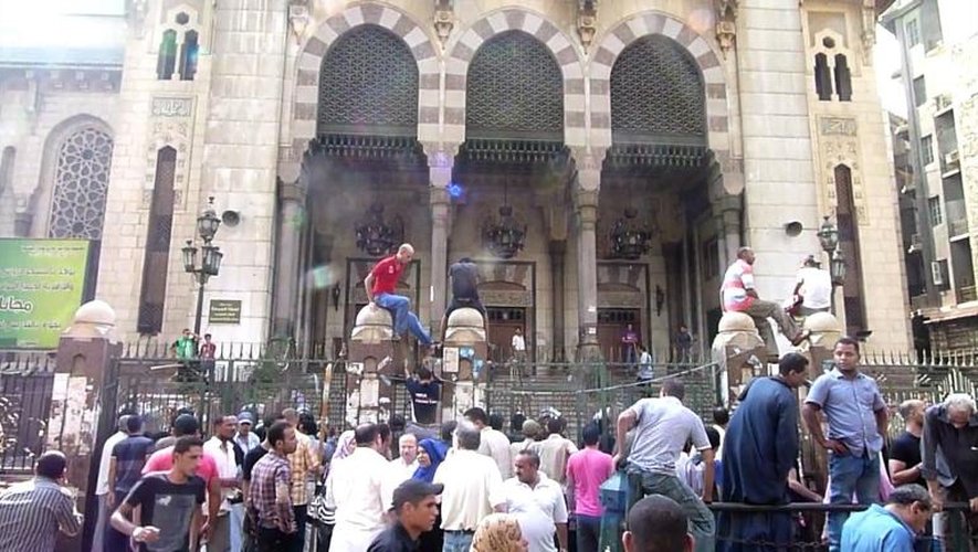 Le Caire: la police assiège une mosquée