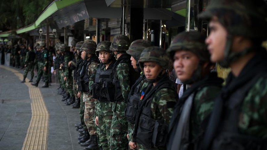 Soldats thaïlandais à Bangkok, près du Monument de la Victoire, un récent lieu de rassemblements de protestation contre le coup d'Etat, le 30 mai 2014