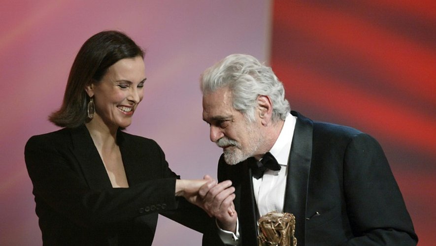 L'acteur égyptien Omar Sharif fait le baise-main à l'actrice française Carole Bouquet après avoir reçu le César du Meilleur acteur, le 21 février 2004 au théâtre du Châtelet à Paris, lors de la 29e Nuit des Césars