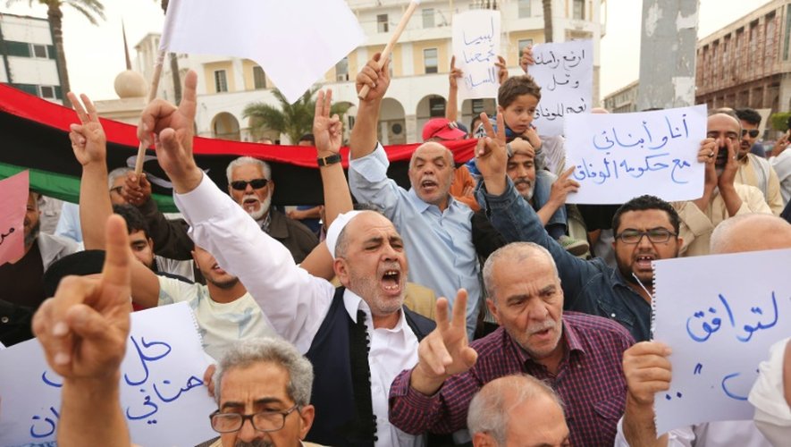 Manifestation à Tripoli le 1er avril 2016 en faveur du gouvernement d'union nationale soutenu par l'Onu