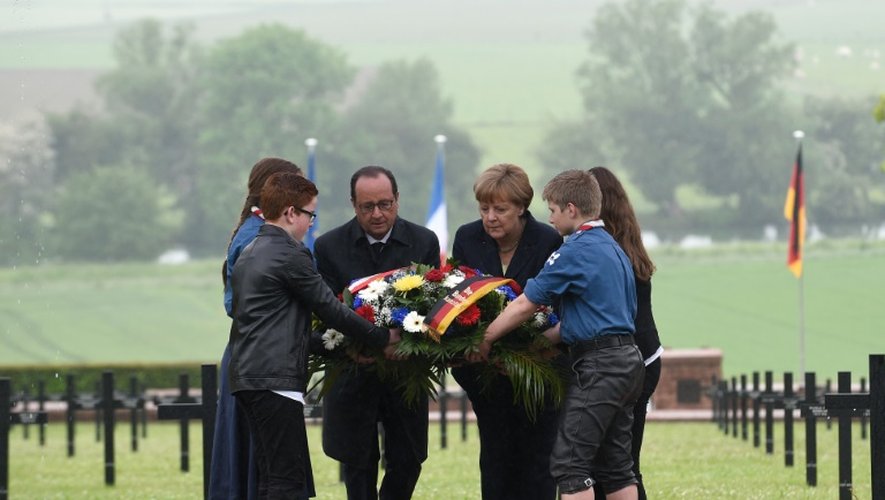 François Hollande, Angela Merkel et quatre jeunes déposent une gerbe  le 29 mai 2016 au cimetière allemand de Consenvoye