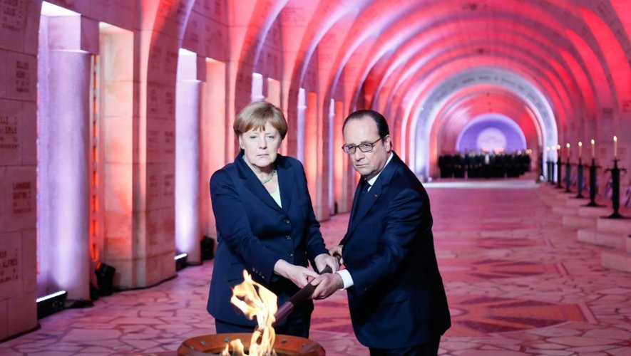 Le président français François Hollande et la chancelière allemande Angela Merkel lors d'une cérémonie dans l'ossuaire de  de Douaumont (nord-est), le 29 mai 2016