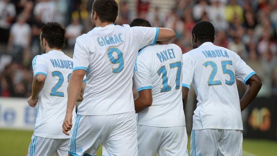 L'attaquant de l'OM Dimitri Payet félicité par ses coéquipiers après son but contre Evian-Thonon, le 17 août 2013 à Marseille