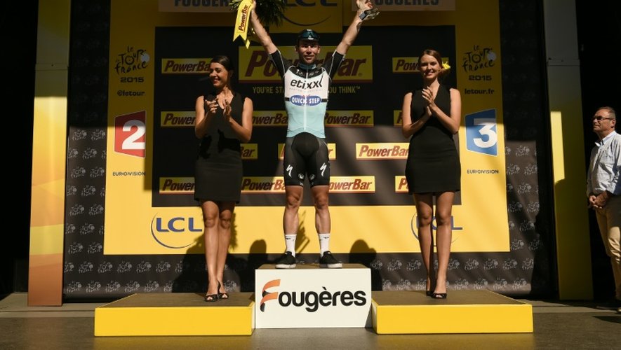 Mark Cavendish sur le podium de la 7e étape du Tour de France, le 10 juillet 2015 à Fougères