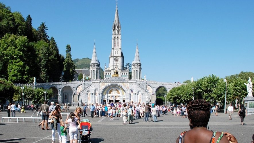 Lourdes, principal pôle hôtelier de la région, a particulièrement souffert, 28 % de sa capacité ayant dû fermer jusqu’à la fin 2013.