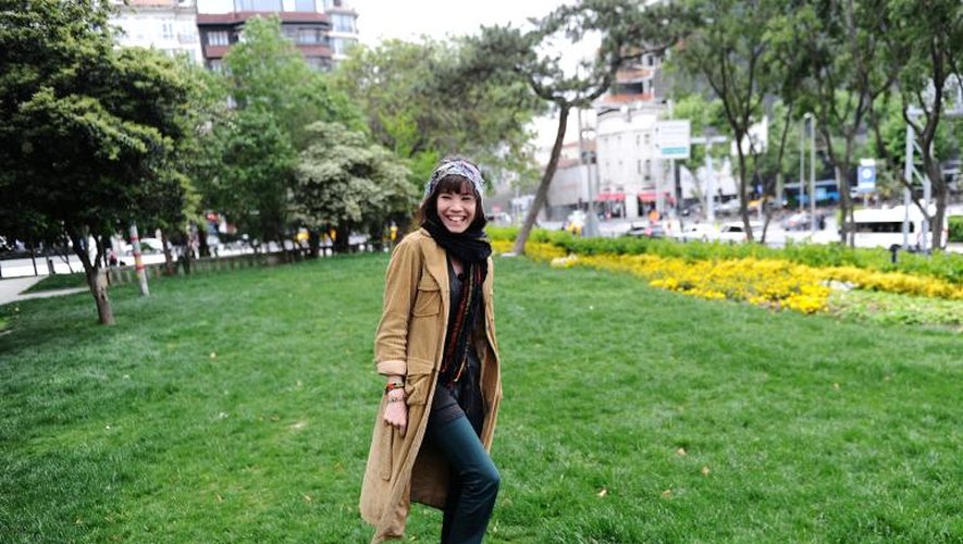 Melissa Kurtcan, une étudiante turque qui a participé à l'occupation du parc Gazi à istanbul et aux manifestations en 2013, de retour dans le parc le 7 mai 2014