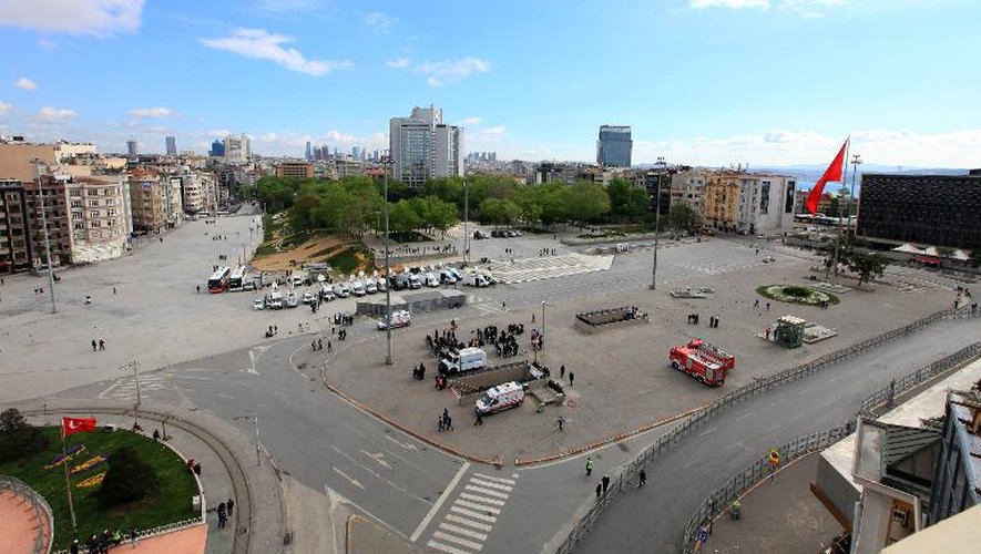 Vue générale de la place Taksim à Istanbul, pratiquement vide, le 1er mai 2014, sous haute surveillance de la police