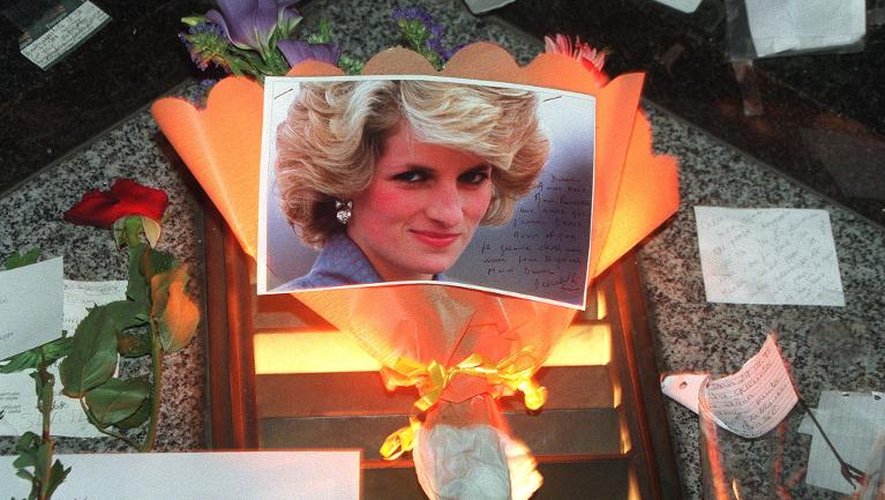 Une photo de la princesse Diana est entourée de mots de sympathie alors que des personnes sont venues lui rendre hommage, le 29 août 1998 au pont de l'Alma à Paris