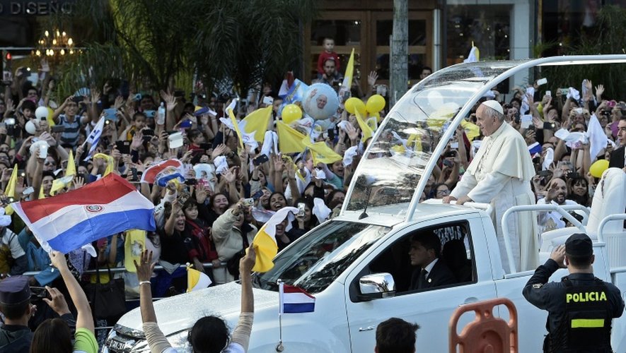 Le pape salue la foule depuis sa papamobile, le 10 juillet 2015 à son arrivée à Asuncion