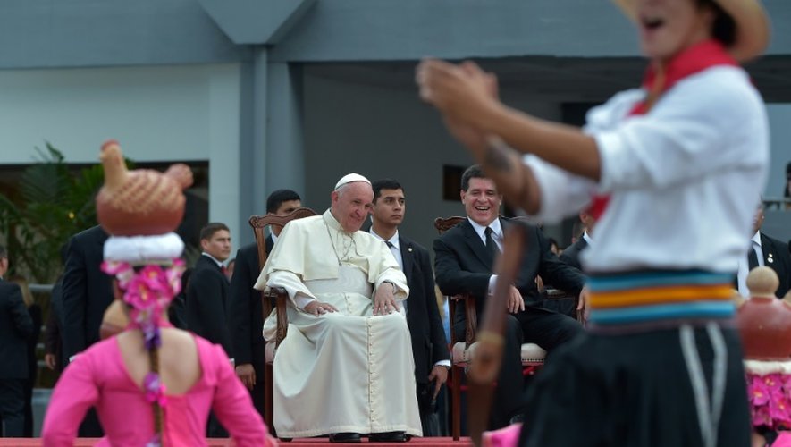 Le pape François et le président paraguayen Horacio Cartes lors de la cérémonie pour son arrivée à Asuncion, le 10 juillet 2015