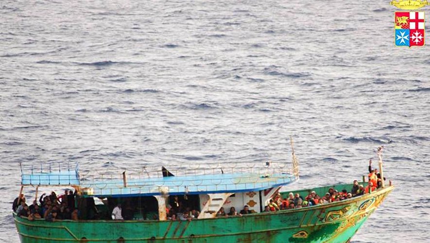 Migrants secourus à bord d'un bateau au large de la Sicile, le 30 octobre 2013
