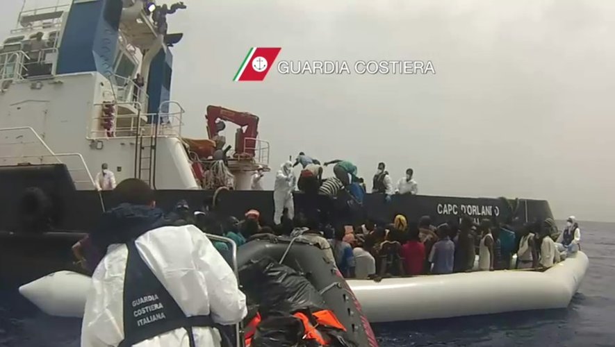 Opération de sauvetage de migrants le 27 mai 2016 au large de la Sicile