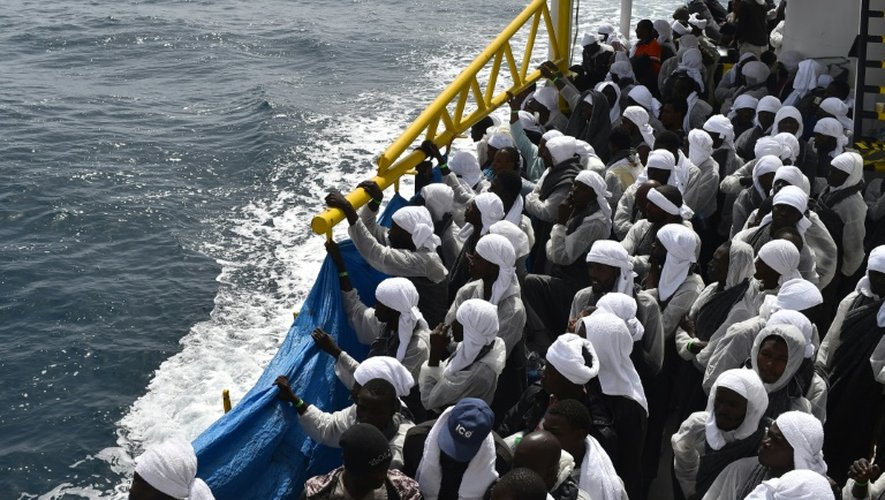 Des migrants à bord de l'"Aquarius" un bateau de Médecins sans Frontières, arrivent le 26 mai 2016 à Cagliari en Sardaigne