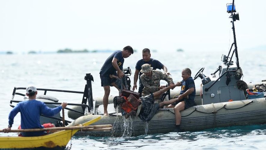 Repêchage d'une victime du naufrage d'un ferry dans la province de Cebu, aux Philippines, le 17 août 2013