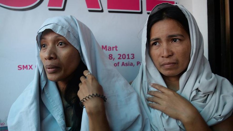 Des survivants du naufrage attendent des nouvelles de leurs proches à Cebu le 17 août 2013