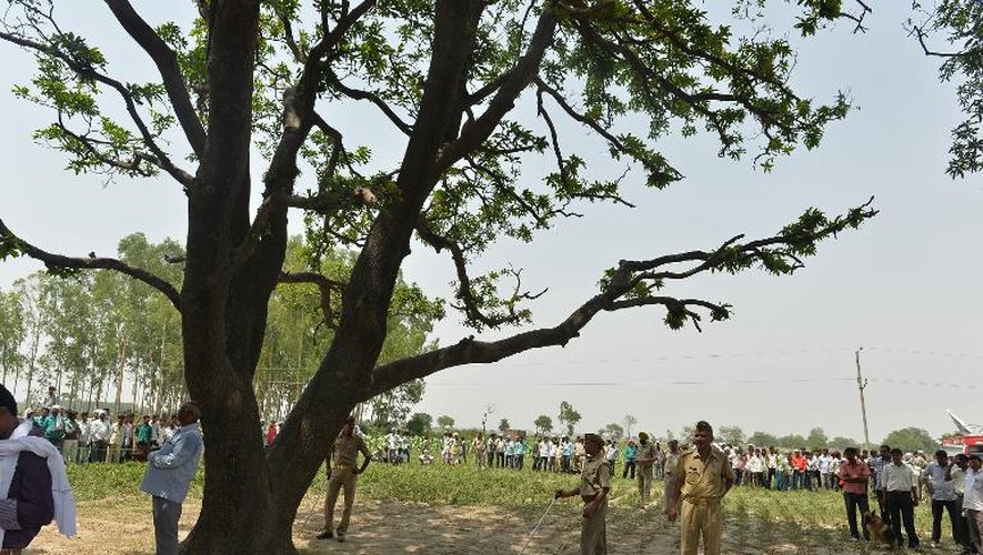 La police indienne garde l'arbre où étaient suspendus les corps de deux jeunes filles de 14 et 15 ans violées et pendues dans l'Etat d'Uttar Pradesh le 31 mai 2014