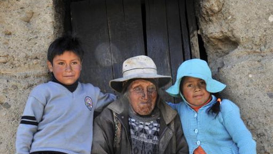 Carmelo Flores Laura, 123 ans, avec ses arrière-petits-enfants devant sa maison, le 15 août 2013
