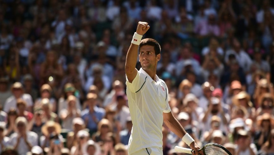 Novak Djokovic célèbre sa victoire face à Richard Gasquet en demi-finale de Wimbledon, le 10 juillet 2015