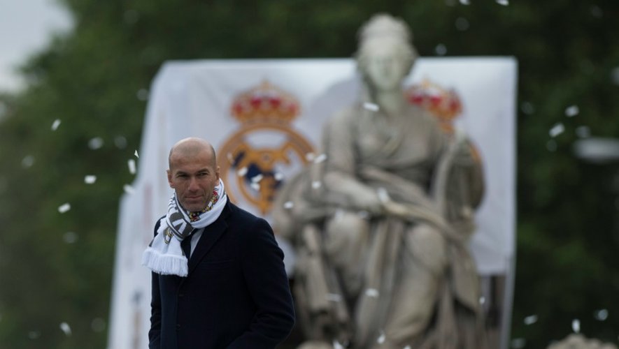 L'entraîneur Zinédine Zidane célèbre, avec son équipe du Real Madrid, la victoire en finale de Ligue des champions face à l'Atletico Madrid, le 29 mai 2016 place Cibeles à Madrid