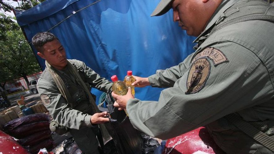 Des soldats vénézueliens saisissent des bouteilles d'essence à la frontière avec la Colombie, le 23 mai 2014 dans l'Etat de Tachira