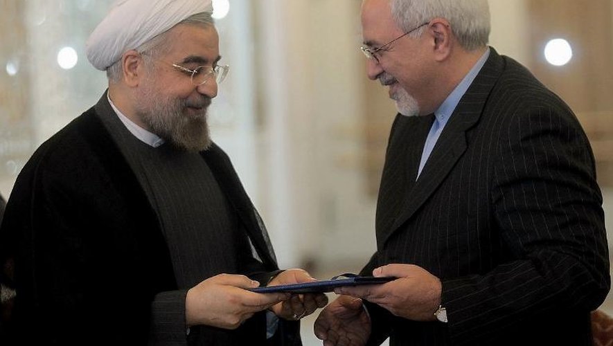Le président iranien Hassan Rohani (g) et le ministre des Affaires étrangères Mohammad Javad Zarif, à Téhéran le 17 août 2013