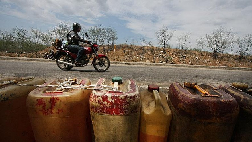 Des bidons d'essence à la vente le long d'une route dans l'Etat de Tachira, au Venezuela, près de la frontière colombienne, le 23 mai 2014