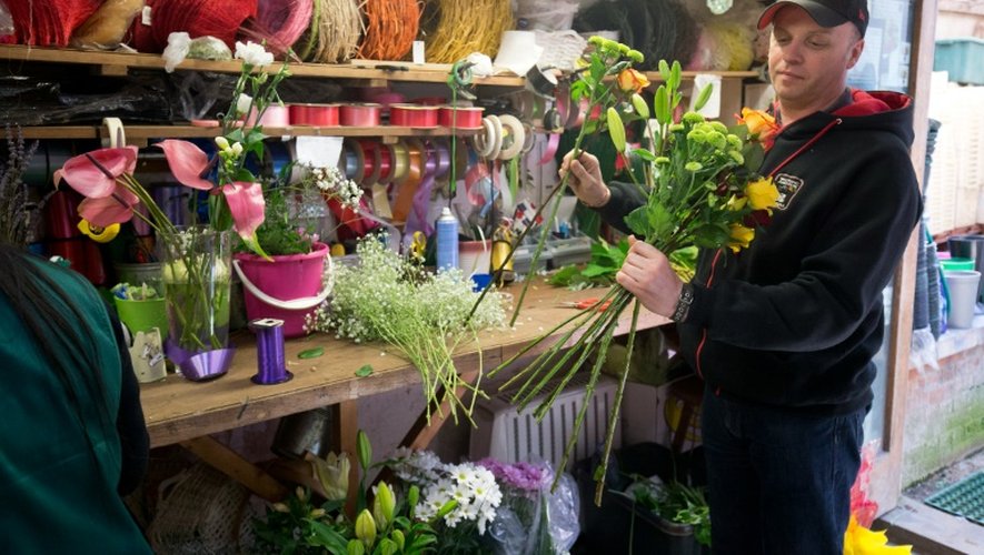 Le fleuriste Damian Duffy prépare des bouquets dans sa boutique de Watford, au nord de Londres le 12 mai 2016
