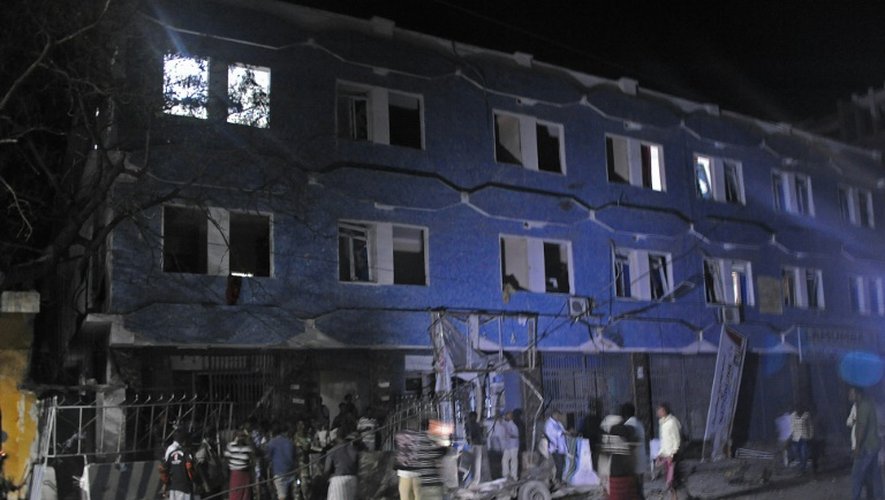 Des curieux se pressent sur les lieux d'une explosion devant l'hôtel Weheliye à Mogadiscio le 10 juillet 2015