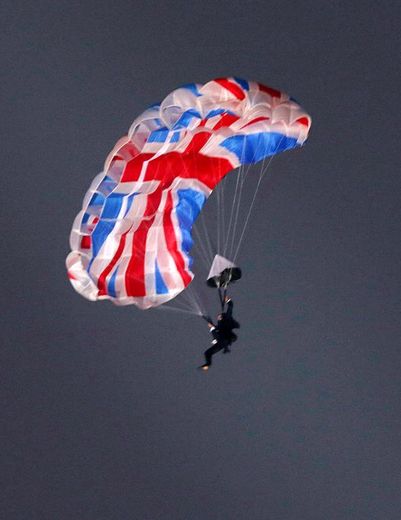 Mark Sutton saute au-desssus de Londres déguisé en James Bond, pour la cérémonie d'ouverture des JO, le 27 juillet 2012