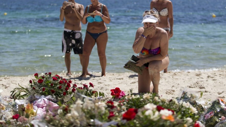 Des touristes sur la plage de Port el Kantaoui où a eu lieu la fusillade qui a coûté la vie à 38 personnes, le 30 juin 2015