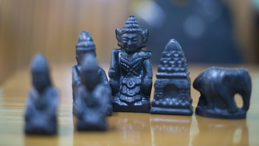 Des pièces d'un jeu d'échecs birman, le 28 avril 2016