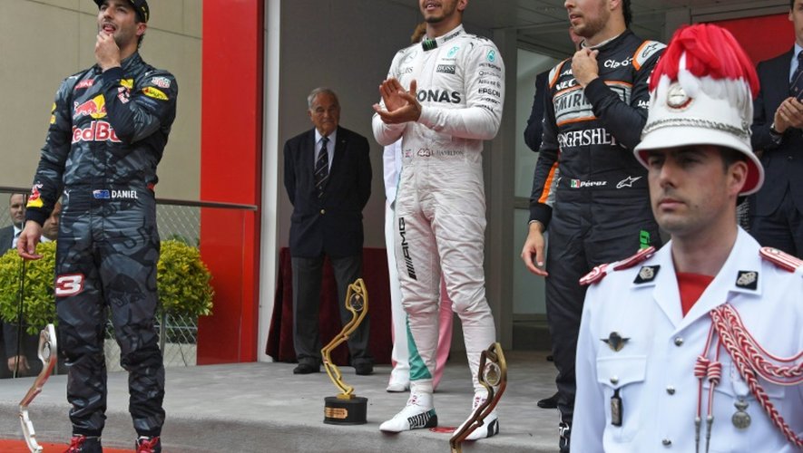 Le podium du GP de Monaco, Lewis Hamilton entouré de Daniel Ricciardo (g) et Sergio Perez, le 29 mai 2016