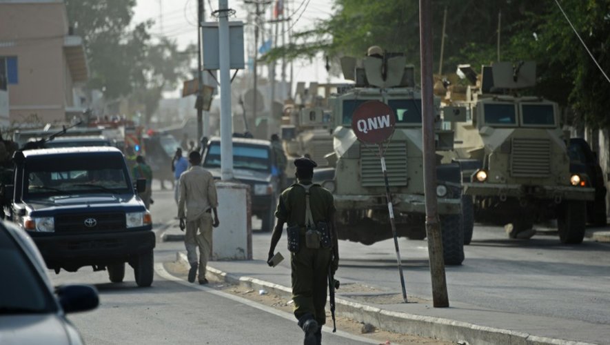 Des policiers à Mogadiscio après une attaque suicide, le 22 janvier 2015