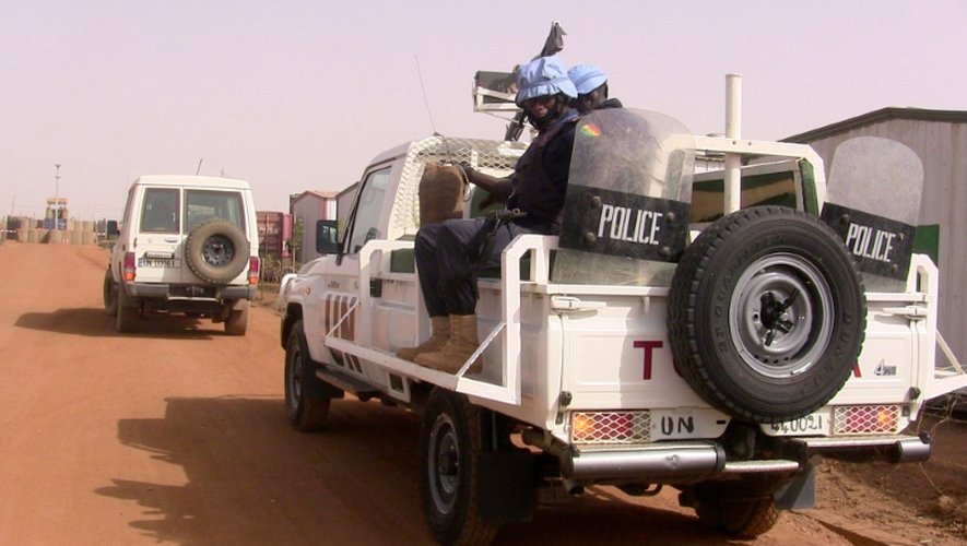 Des policiers maliens patrouillent avec une mission de l'ONU à Gao le 18 mai 2016