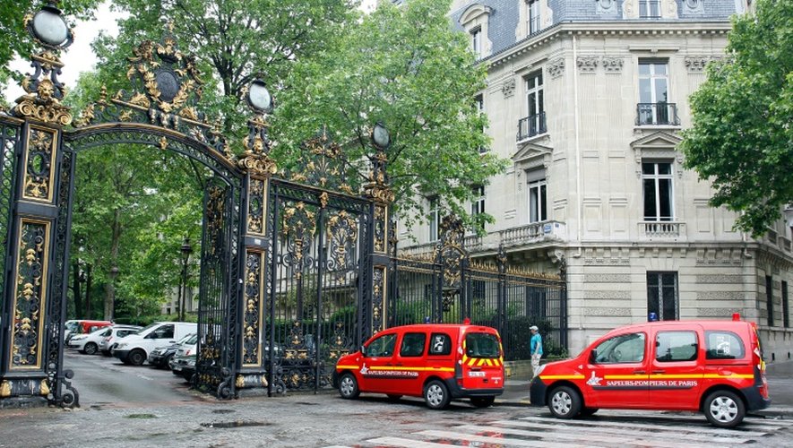 Des voitures de pompiers à l'entrée du parc Monceau où 11 personnes ont été foudroyées lors d'un orage le 28 mai 2016 à Paris
