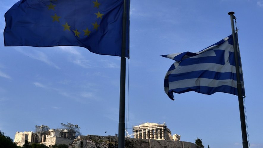 Les drapeaux grec et européen devant l'Acropole à Athènes, le 26 juin 2015