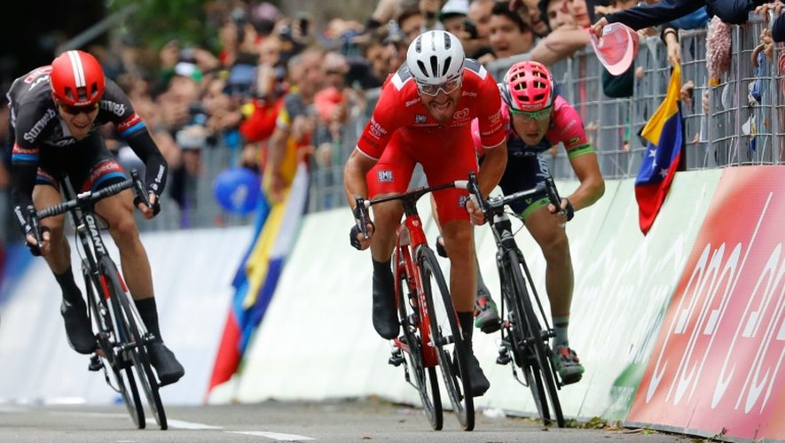 L'Italien Giacomo Nizzolo en rouge) lors du sprint à l'arrivée de la dernière étape du Giro, le 29 mai 2016