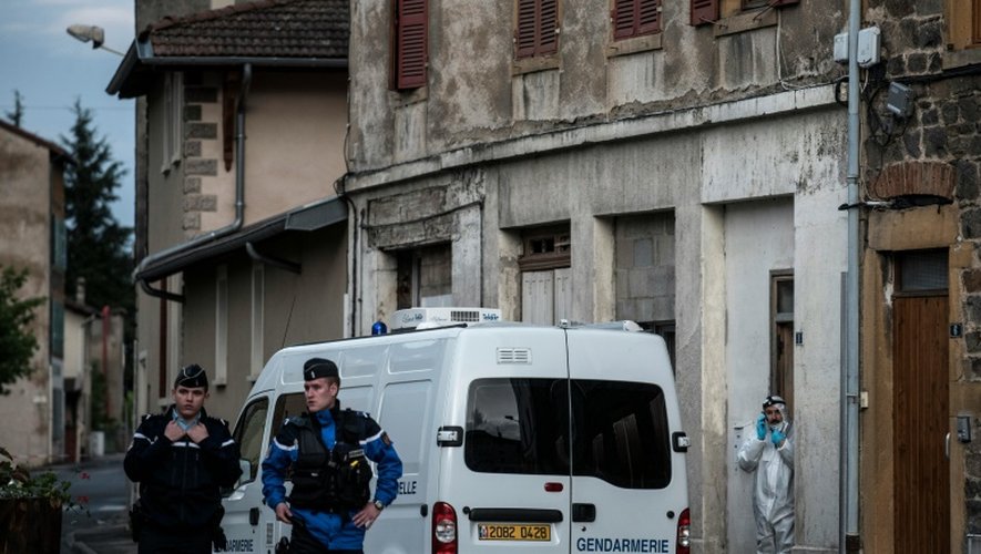 Des gendarmes près de la maison où a été retrouvée morte la mère des trois enfants, le 29 mai 2016 à Pontcharra-sur-Turdine, près de Lyon