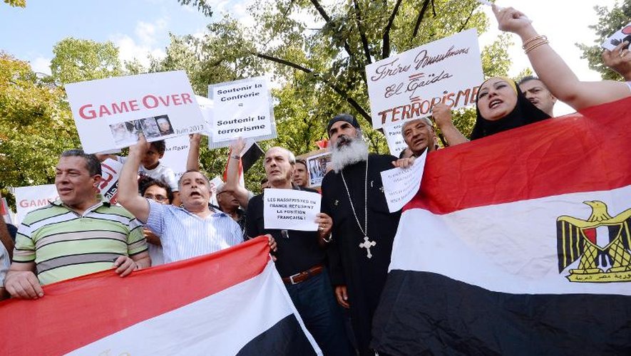 Des personnes manifestent en soutien à l'armée égyptienne, et contre le président islamiste déchu Mohamed Morsi, le 18 août 2013 à Paris