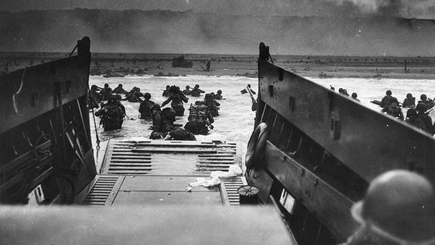 Image d'archives du 6 juin 1944 montrant le débarquement des soldats américains sur la plage Omaha beach en France, et les chars sur la plage. Image diffusée par les archives nationales