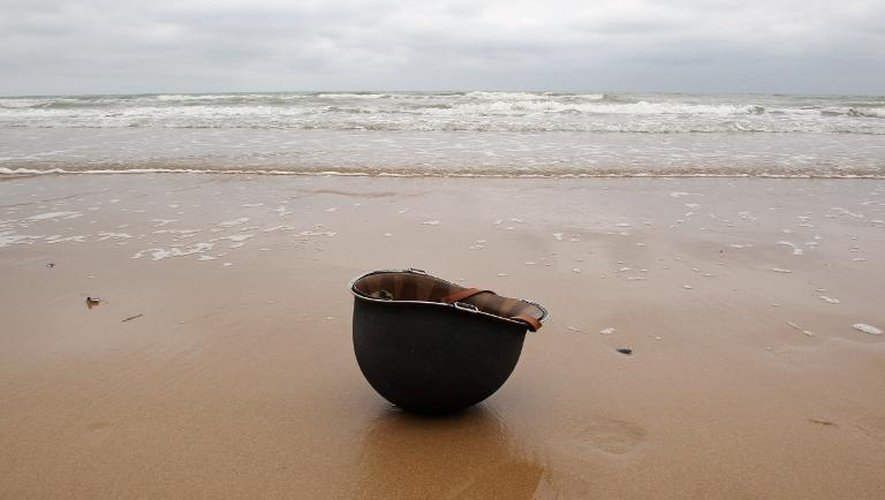 Un casque américain sur la plage de Saint-laurent sur mer, dite Omaha Beach, en Normandie où ont débarqué les troupes alliées le 6 juin 1944, photographié le 6 juin 2011 lors d'une cérémonie marquant le 67e anniversaire du débar