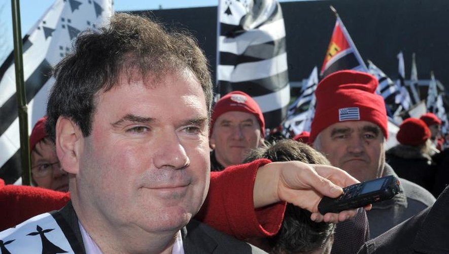 Des Bonnets Rouges et l'un de leur porte-parole (c), le maire de Carhaix Christian Troadec, à Morlaix, le 8 mars 2014