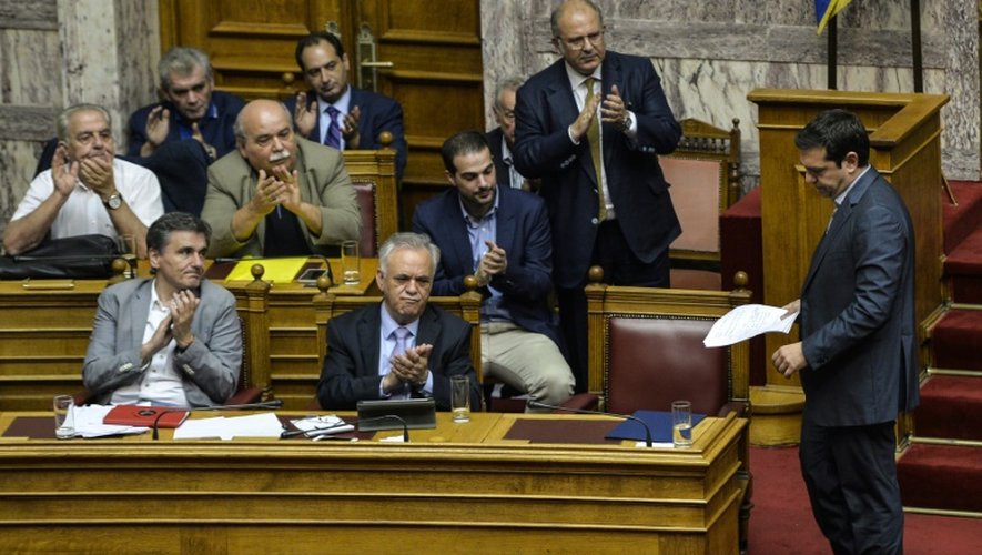 Le Premier ministre Alexis Tsipras (D) applaudi par les membres de son gouvernement au Parlement le 10 juillet 2015 à Athènes