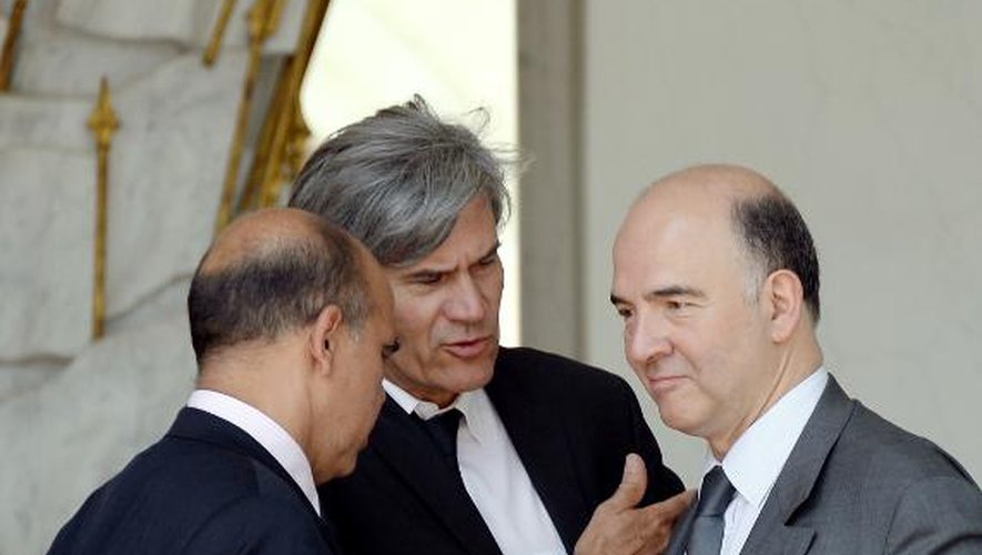 Le ministre de l'Economie Pierre Moscovici (d) parle avec ses collègues Stéphane Le Foll (c) et Kader Arif, le 10 juillet 2013 sur le perron de l'Elysée, à Paris