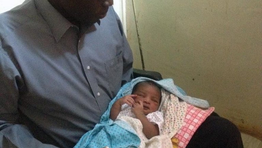 Daniel Wani, époux de Meriam Yahia Ibrahim Ishag, une chrétienne de 27 ans, et son bébé né mardi en prison, à Khartoum le 28 mai 2014